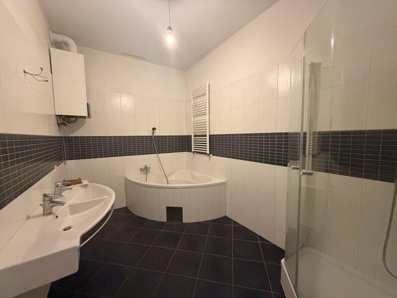 Bad mit Wanne und Dusche