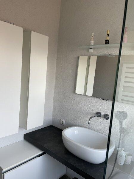 wunderschönes Badezimmer mit Fenster