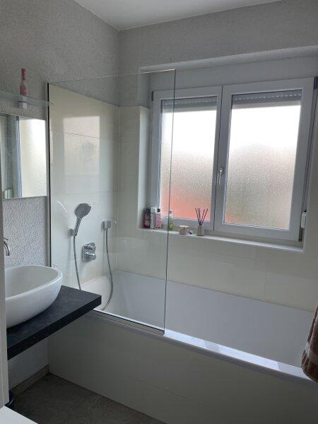 Badezimmer mit Badewanne möbliert