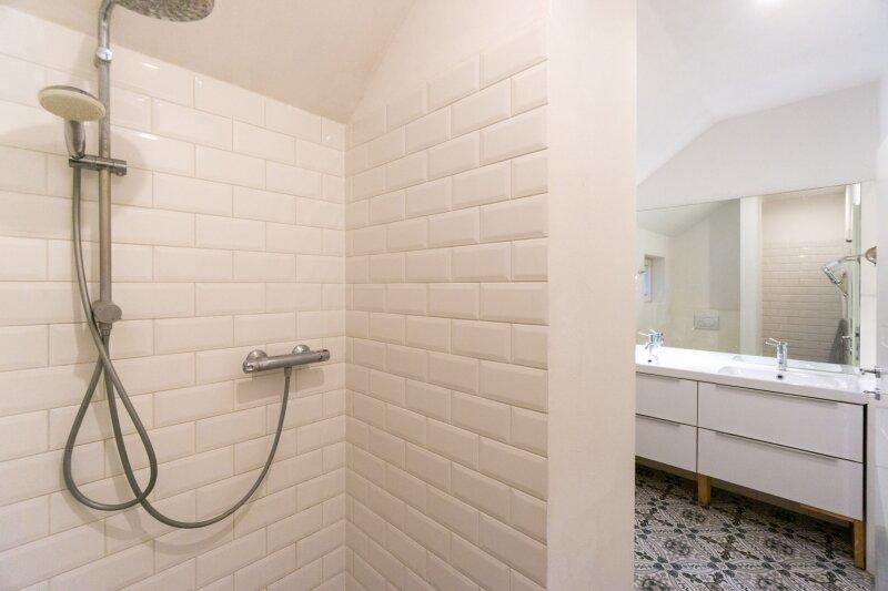 Badezimmer mit Dusche und WC