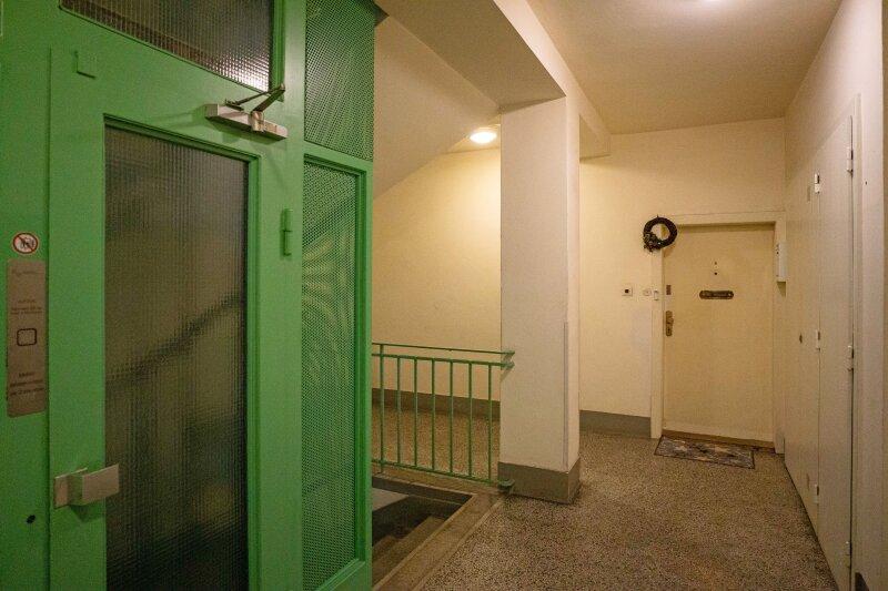 Stiegenhaus mit Lift