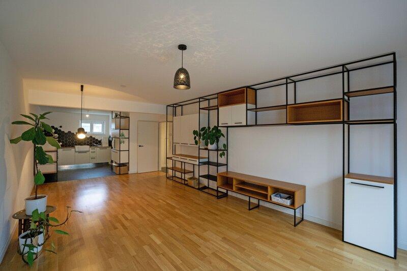 Wohnzimmer mit offener Küche