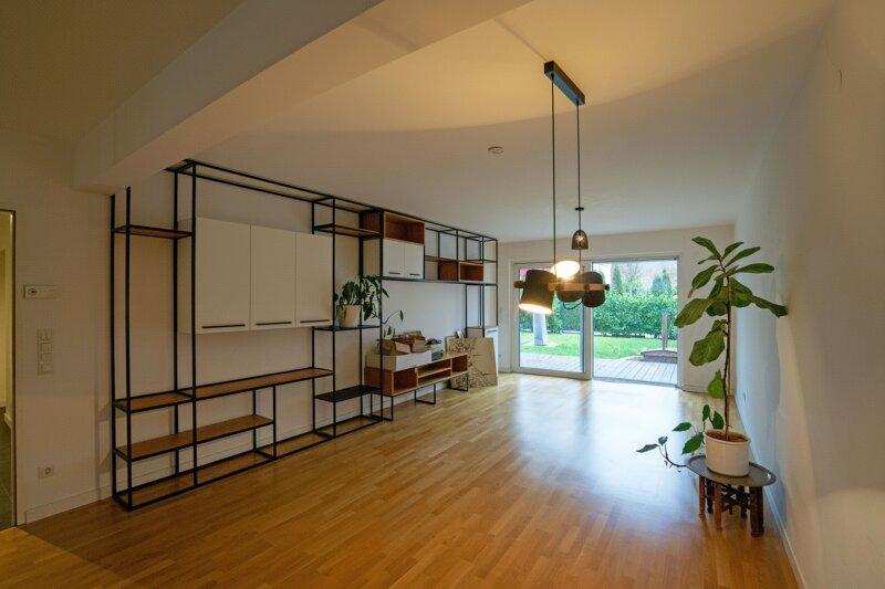 Wohnzimmer mit Ausgang auf Terrasse und in den Garten