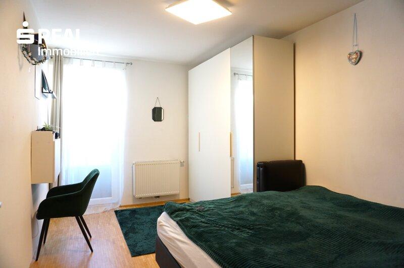 Schlafraum mit Ausgang auf den Balkon