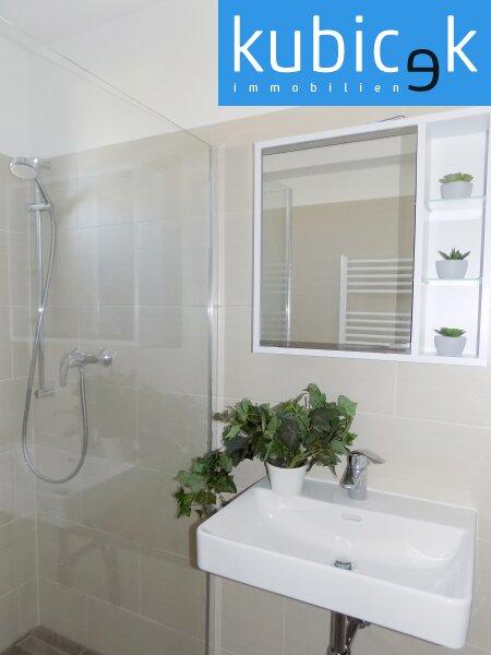 Bad mit bodenebener Dusche