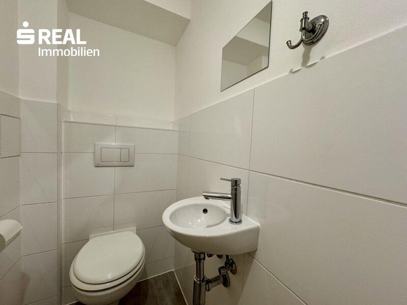 Toilette mit Handwaschbecken