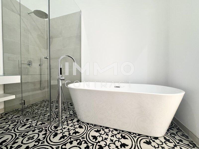 Bad mit Wanne und Dusche