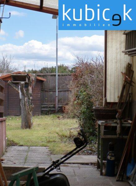 Offener Schuppen mit Kellerabgang