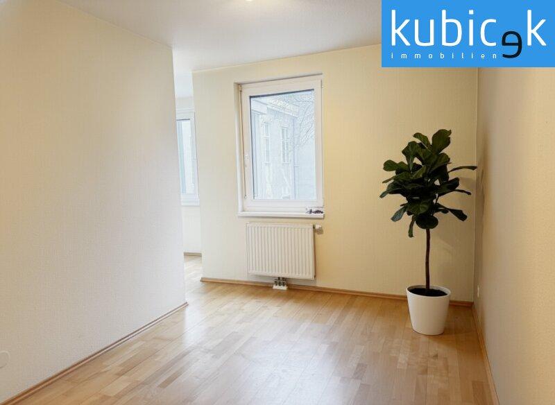 Schlafzimmer mit Blick zum Erker