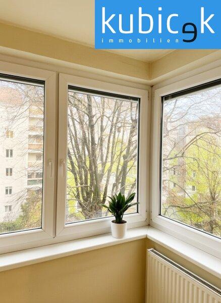 Erker im Schlafzimmer mit Blick in den Garten