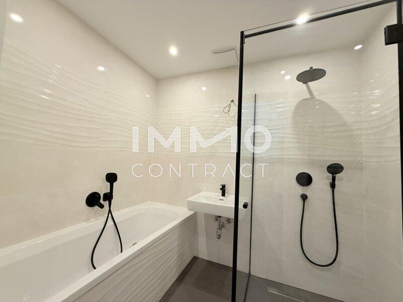 Bad mit Wanne und Dusche