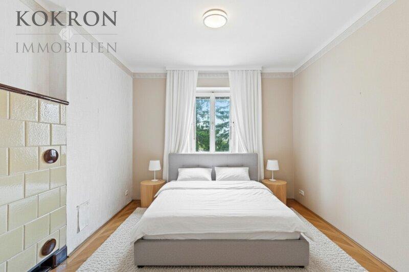 Schlafzimmer im Obergeschoss_möbliert mit KI