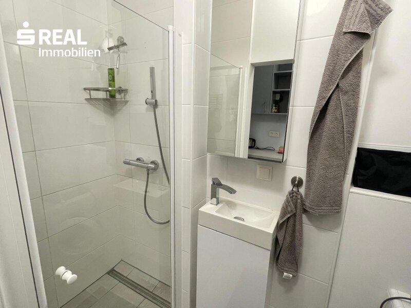 Bad mit Wanne & Waschmaschinenanschluss