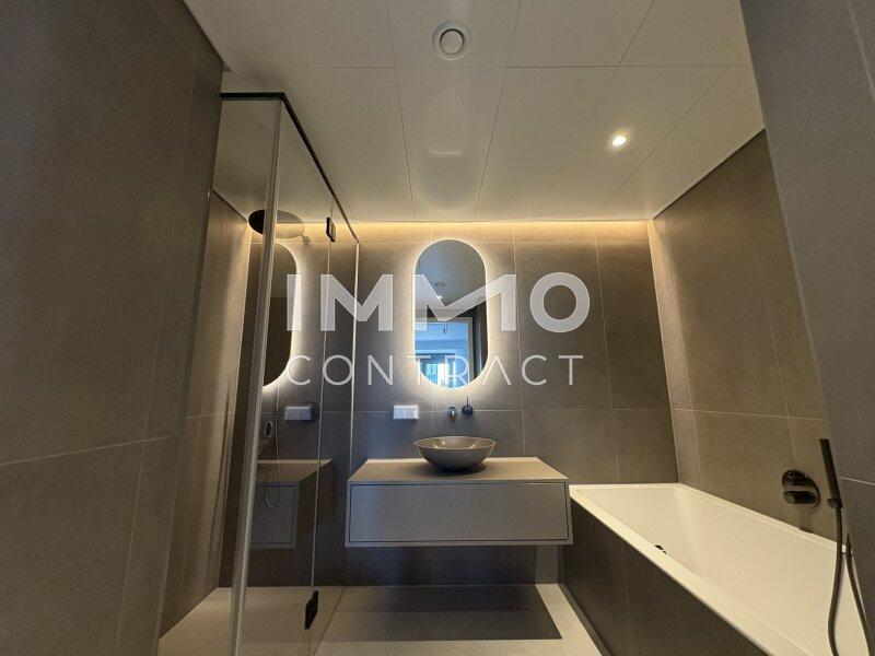 Badezimmer mit Wanne & Dusche