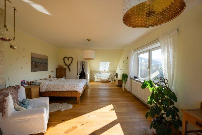 großes Schlafzimmer mit Abstellraum