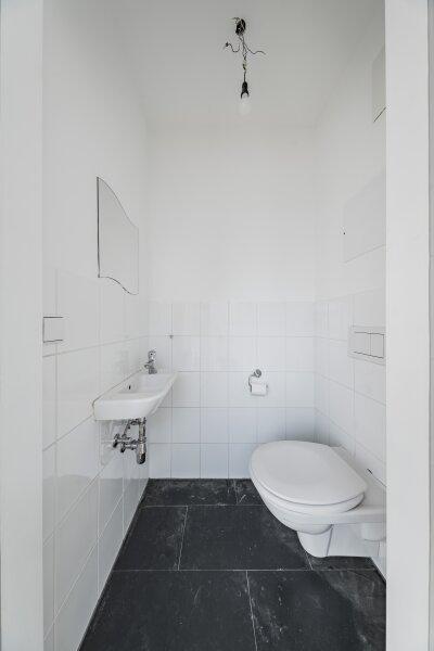 separates WC mit Handwaschbecken