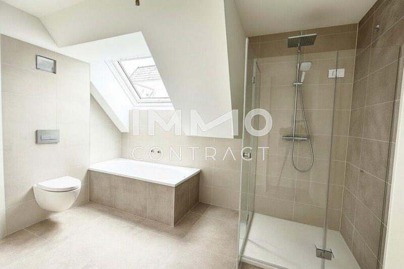 Bad mit Badewanne, Dusche, WC