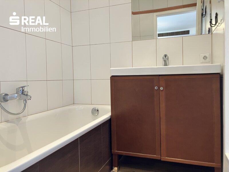 smartes Bad mit Badewanne