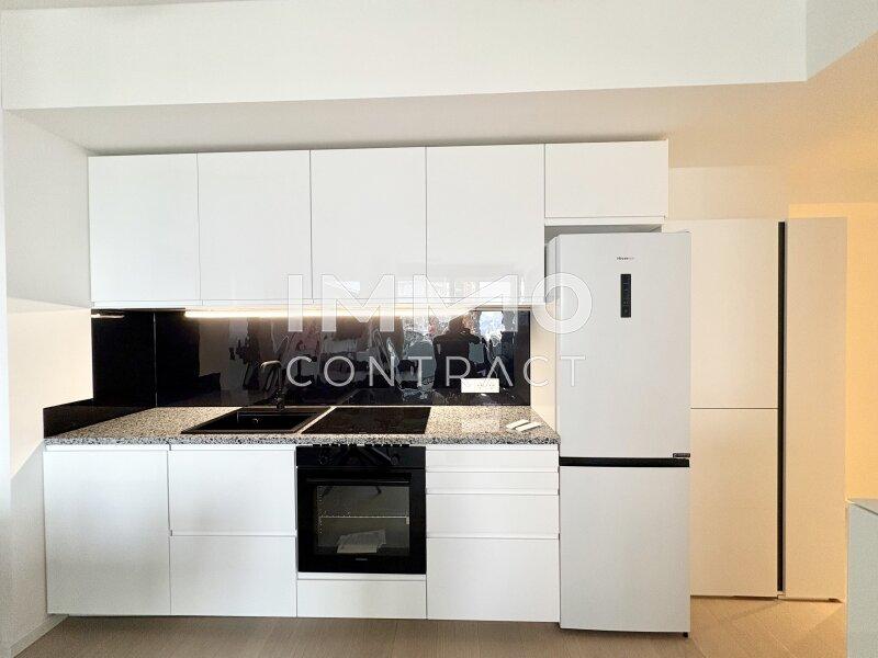 Küche mit großem Kühlschrank