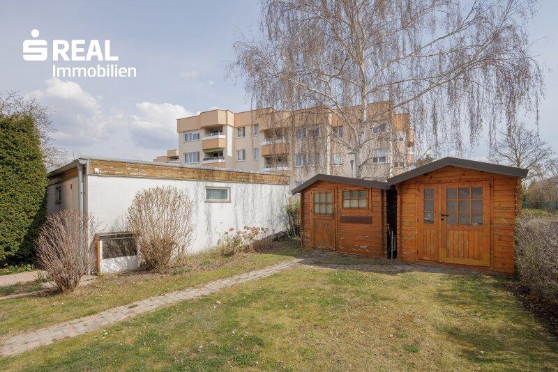 Vorgarten mit Gartenhütten