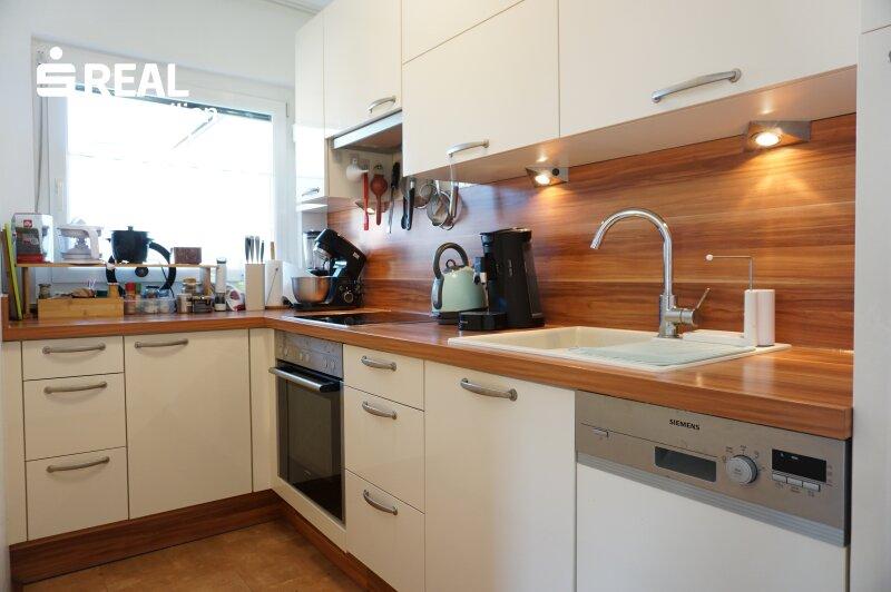 Moderne lichtdurchflutete Küche