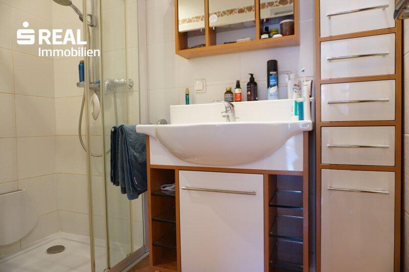 Bad mit Dusche und Waschmaschinenanschluss