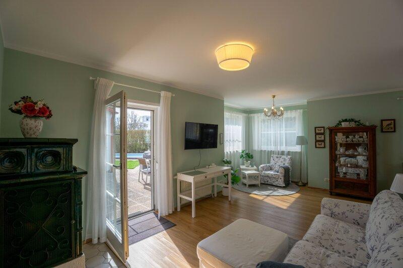 Wohnbereich mit Terrassenausgang, Kachelofen und Verbindungs