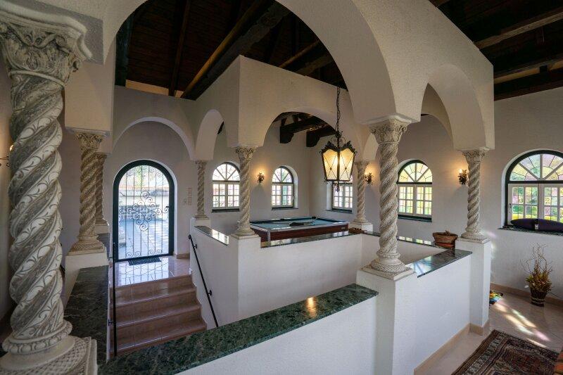 Repräsentatives Turmzimmer mit Ausgang auf die riesige Terra