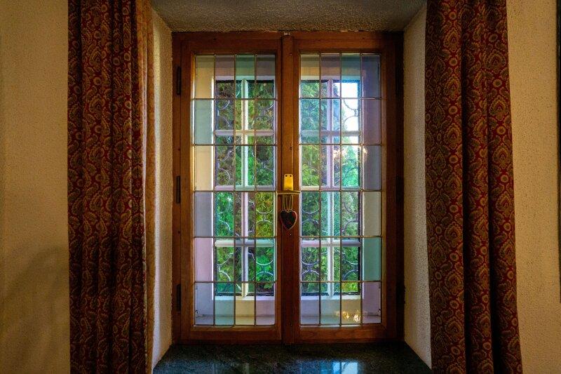 Kastenfenster mit innenliegenden Holzfenstern mit Buntglas-B