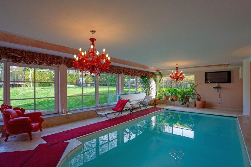 Beheizbare Schwimmhalle mit großflächigen Schiebefenstern