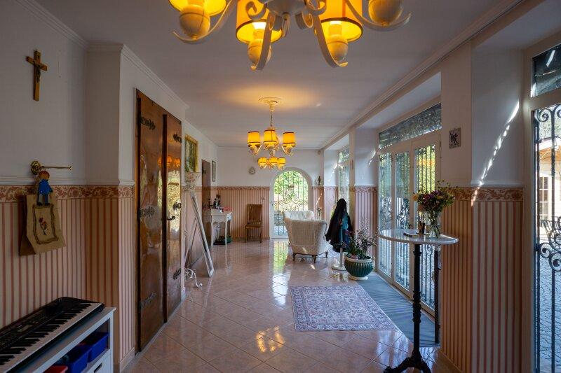 Verglaste Veranda mit schmiedeeisernen Gittern