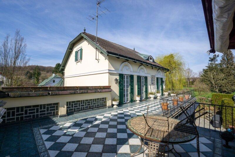 Terrasse zwischen Turm und 1. Stock des Haupthauses