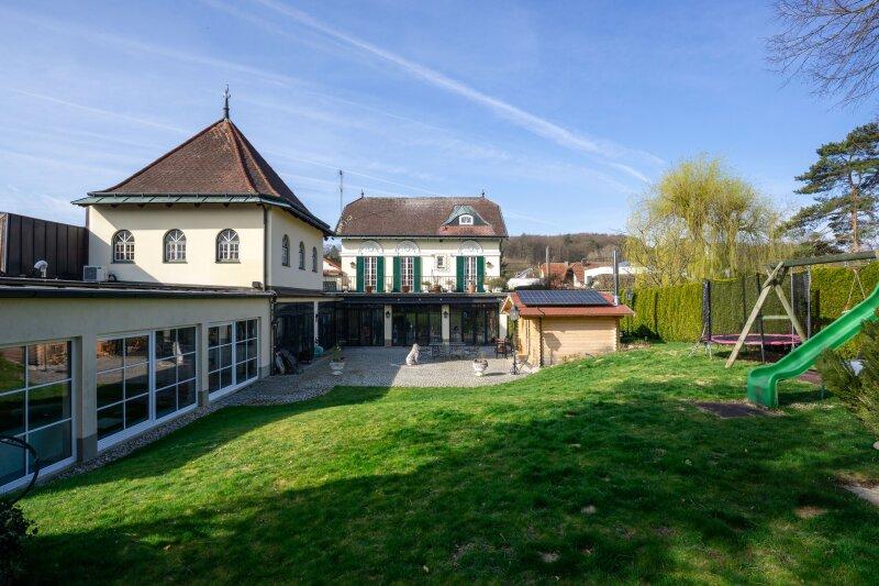 Gesamte Liegenschaft mit Schwimmhalle links