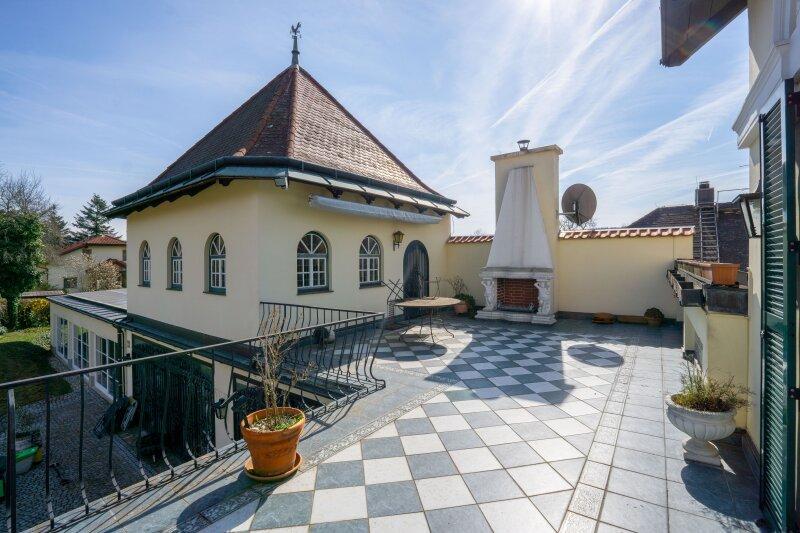 Turm und Terrasse mit offenem Kamin