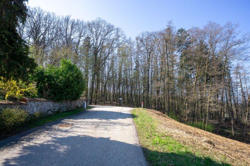 Lage am Ende einer Sackgasse, großer Umkehrplatz