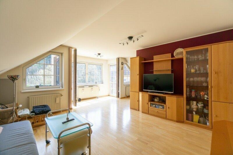 Wohnzimmer mit zwei Balkonen