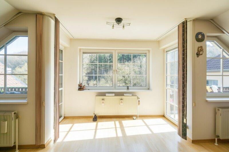 Wohnzimmer mit zwei Balkonen