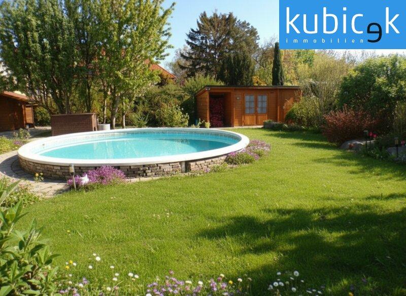 Garten mit Pool und Gartenhäuschen