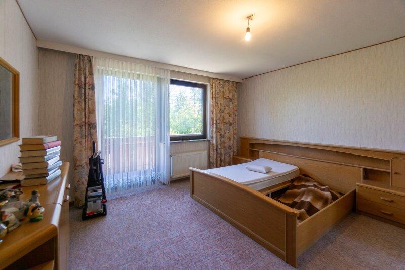 Zimmer mit Balkonzugang