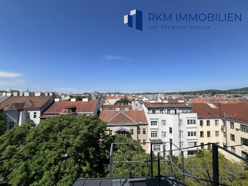 Blick auf die Berge und die Stadt