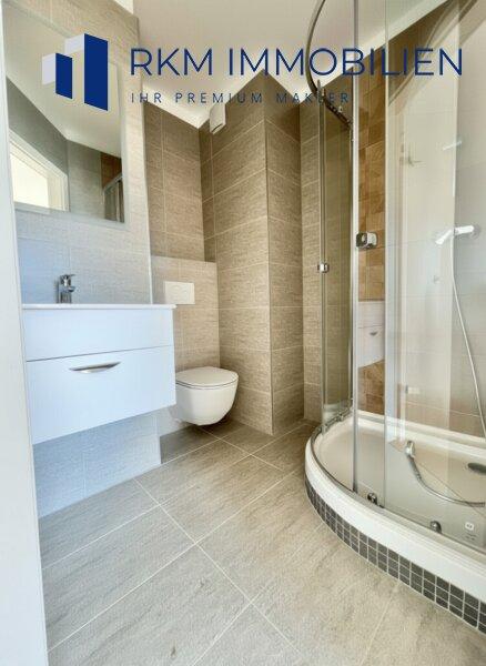 Badezimmer mit Dusche und WC