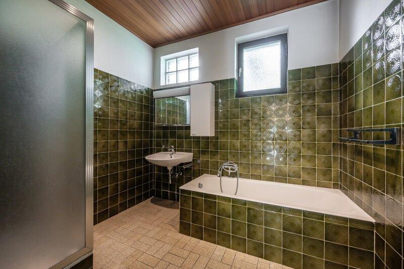 Badezimmer mit Dusche und Wanne