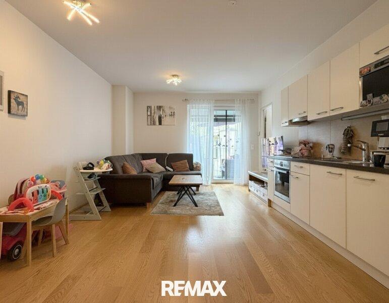 Wohnzimmer mit offener Küche