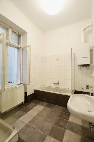 Badezimmer mit Fenster
