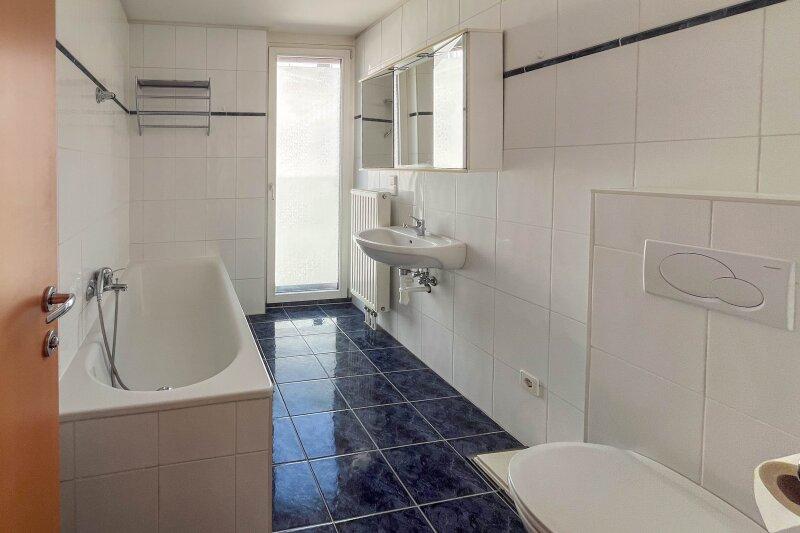 Badezimmer mit Wanne und WC