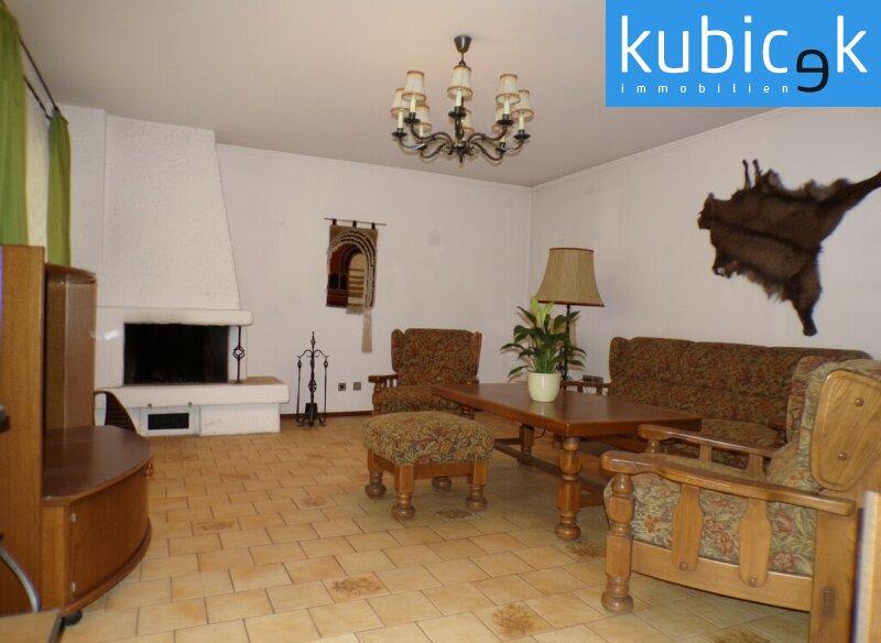 Wohnzimmer mit offenem Kamin