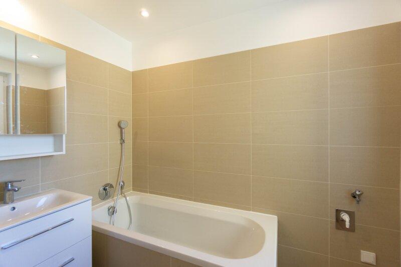 Badezimmer mit Wanne 6. Stock