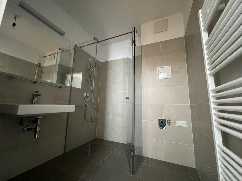 Bad mit Dusche und Waschmaschinenanschluss