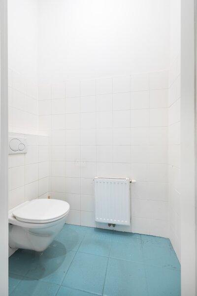 separates WC