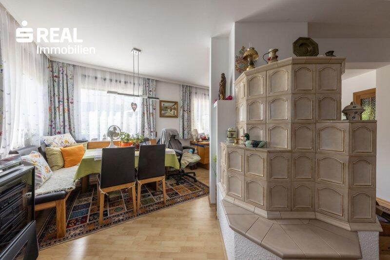 Wohnzimmer mit Kachelofen